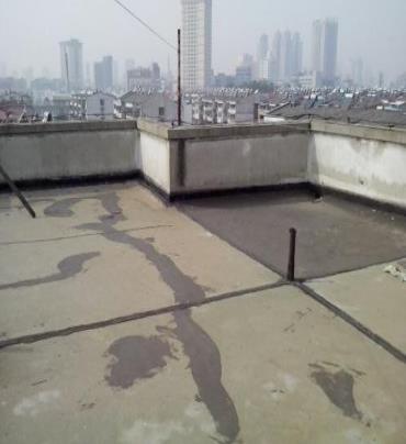 德阳市漏水维修 楼顶漏水是什么原因，楼顶漏水维修方法是什么?